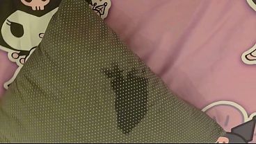 史上最もかわいいフェムボーイがゲンガーのシャツを着て、かわいいペニスを自慰している