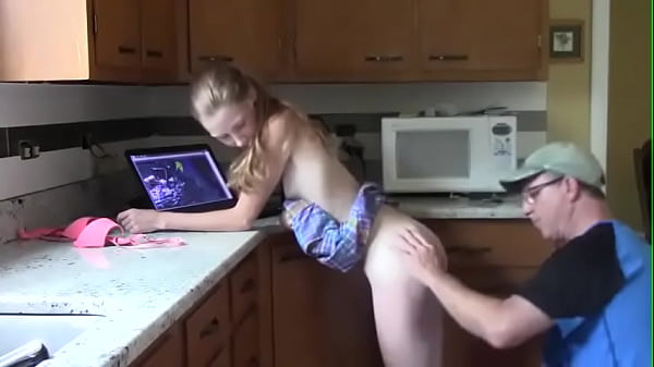 Jeune Fille Baisée Par Son Beau-Père Pendant Qu'elle Regarde Du Porno