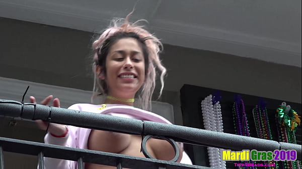 Donne Che Mostrano Culo, Tette E Figa In Pubblico Durante Il Mardi Gras 2019