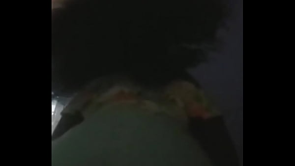 Morena cavaluda dançando