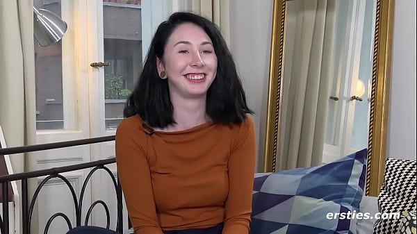 Ersties: Studentin Joana masturbiert mit ihren ...