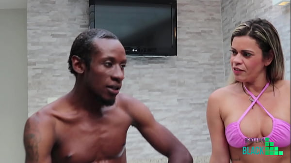 Download Video - Mulher madura chama encanador neg&atilde;o para arrumar banheira&comma; e acaba dando c&uacute;  para pagar a divida&period; &lpar; Completo no xvideos red &rpar;