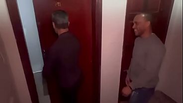 Chegando no apto do coroa gostoso