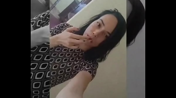 あなたが私の足元で完全に従順になり、ひざまずいて、私の注意を少しだけ乞い、私がタバコを吸って、あなたにそうさせているところを想像してください...