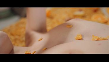 タトゥーを入れたブルネットが、彼のクソチンポを顔と舌に叩きつけられる