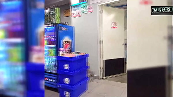 Estaba esperando a mi novio en la bodega y un desconocido me convenció para grabar un video. —¡Espero que mi novio no se entere de que tengo la corrida de otra persona en mi coño, pues el condón se rompió!