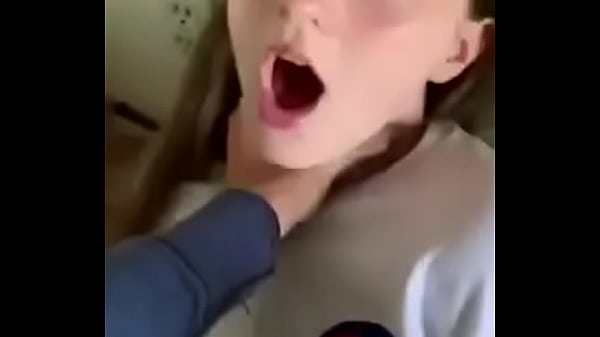 Gime como loca cuando le entra