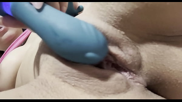 QUE RICO SE MASTURBA ESTRENANDO SU JUGUETITO