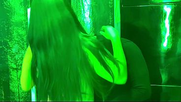 Download Video - Esta puta de Kittyu DJ cumple la fantas&iacute;a de su seguidor y se lo come todo