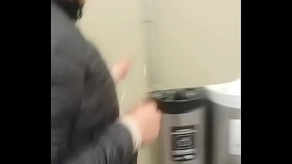 Le doy arrimón y ella me agarra la verga en público. Casero real