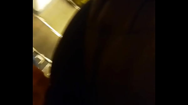 Download Video - Le doy arrim&oacute;n y ella me agarra la verga en p&uacute;blico&period; Casero real