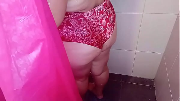 I go to the bathroom while my stepmother is taking a bath and I start spying on her and recording her, I end up fucking my stepmother's rich ass