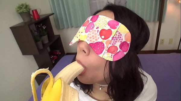 If she can guess all the contents of her mouth while blindfolded, she wins a prize! Ryoko (23), a beautiful slender female office worker on her way home from work, takes up the challenge!
