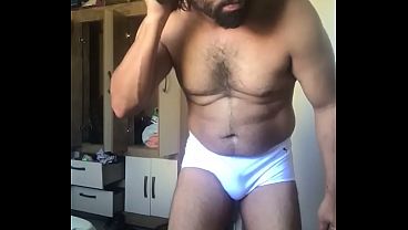 Experimentando sunga e botas novas. Exerc&iacute;cios e alongamento.