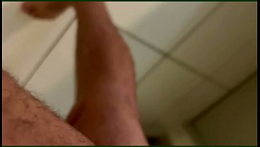 Duas amigas l&eacute;sbicas dividindo o pau do Leo ogro e esposa bebendo leitinho no final.