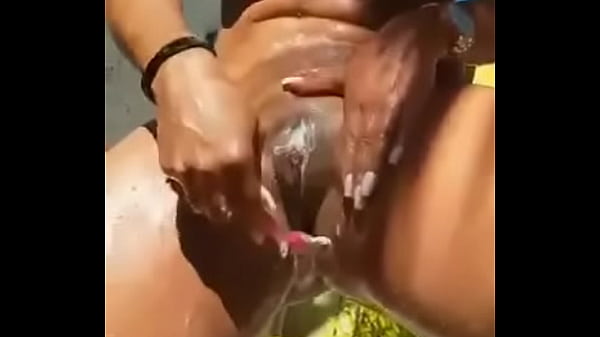 Download Video - Mexi no celular da minha irm&atilde; e vi um v&iacute;deo dela se depilando&period;