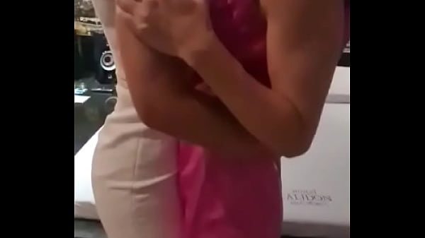 Ah, safadinho e safadinha: vocês querem me ver em cena lésbica com essa morena cavala deliciosa? Toma aqui uma previazi ...