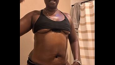 Naejae twerks her ass n wines her hips