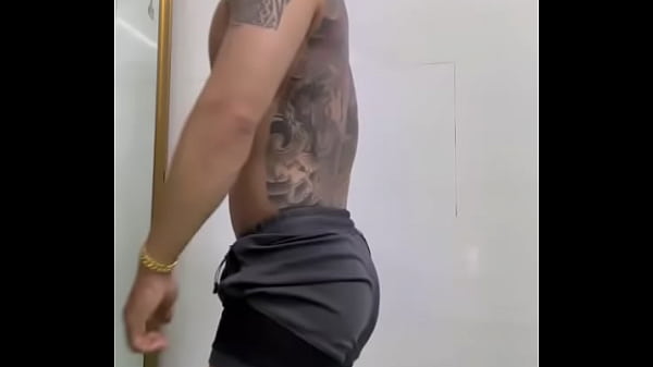 Nagymenő testmutogatás a zuhanyzóban