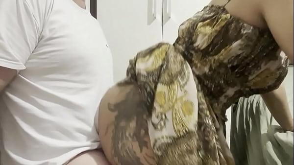 quando vi ele de pau duro nem tirei o vestido já fui sentando no pau dele...