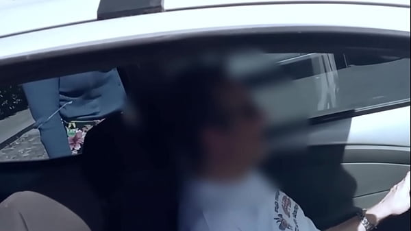 Download Video - Masturbo a un extra&ntilde;o en su auto mientras mi marido filma todo