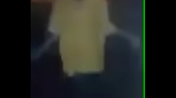 Picao Noir Entier Tirant Une Perruche Riche Avec La Comparaison Qui Ressemble À Uriel Mais Pauvre