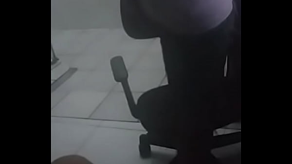 Gordinho Fogoso enfia pé inteiro dentro de um anão