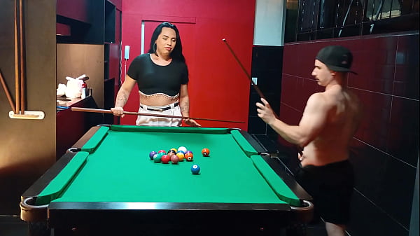 Jogando sinuca e conhecendo uma transex gostosona no sul que tem rabao e pau grande grosso