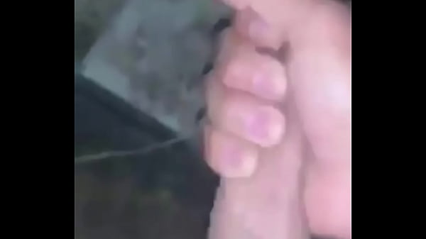 Haciéndose paja por la vecina