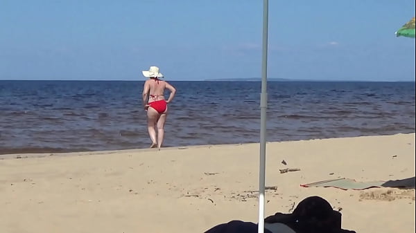Nimble mature mommy has fun with young guys on the beach)))
