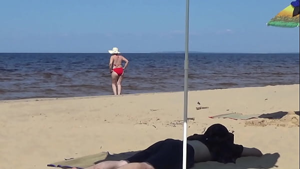 Nimble mature mommy has fun with young guys on the beach)))