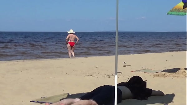 Nimble mature mommy has fun with young guys on the beach)))