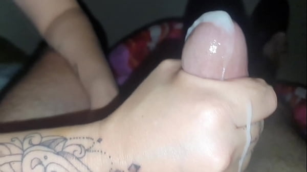 Ela me fez uma punheta ganhando muita porra no ...