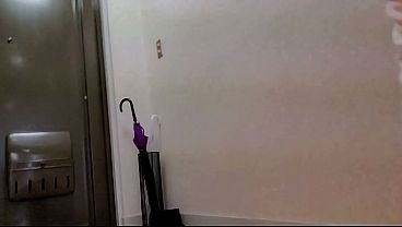 玄関前で夢中でオナニーする人妻