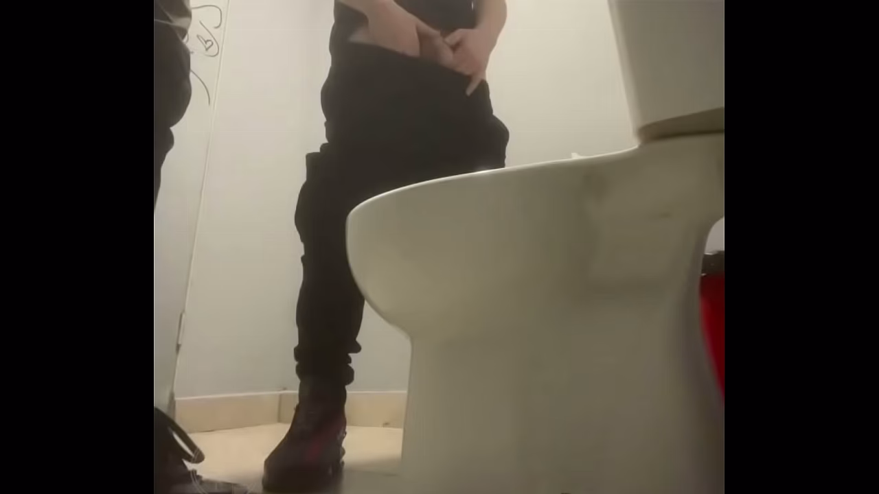 Amateur friends pissing together in the club'_s toilets