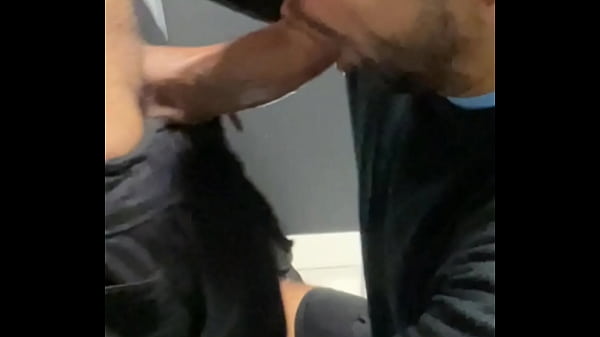 Download Video - Esse macho foi para um congresso e mamou o h&eacute;tero da igreja roludo no banheiro at&eacute; ele gozar