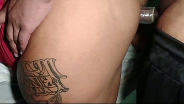 彼女は立派なものをしゃぶり、喉の奥深くまで精液を受け止めた。