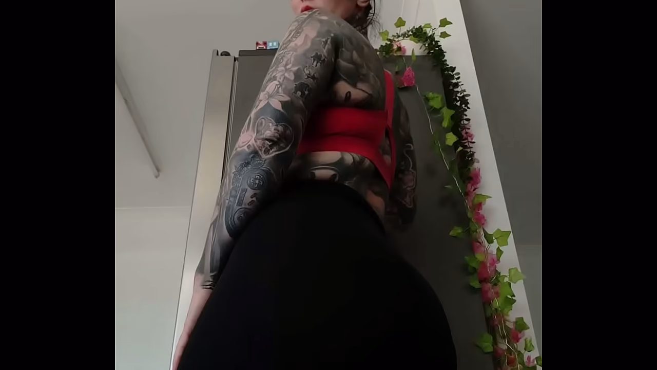 Melody Radford shows off hot body at the gym