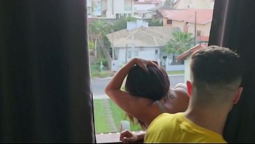 私が窓辺で彼の友人とセックスしている間、夫は芝刈りをしていた。