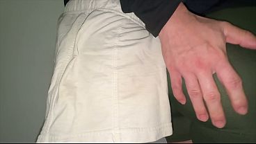 見知らぬ者同士が体を擦り合わせ、彼女は彼のペニスを掴む