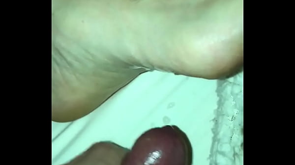 Sperme Sur Les Pieds Pendant Qu'elle Dort