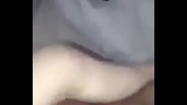 Se masturba en el baño