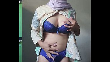 Beauty Hijab shemale jerks off her big dick for cum