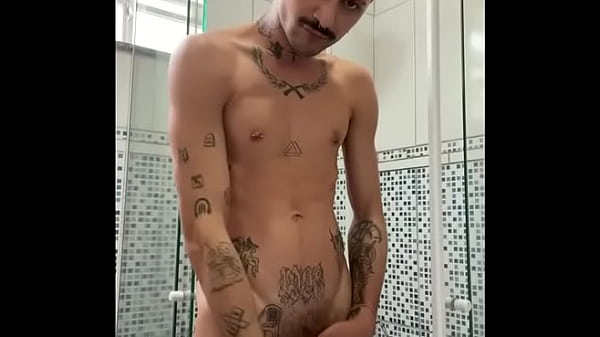 DENTRO DE UM BOX DO CINEMAO, MACHOS FAZENDO SEXO SAFADO E FODIDO POR ENORME PENES NO GLORY HOLE.