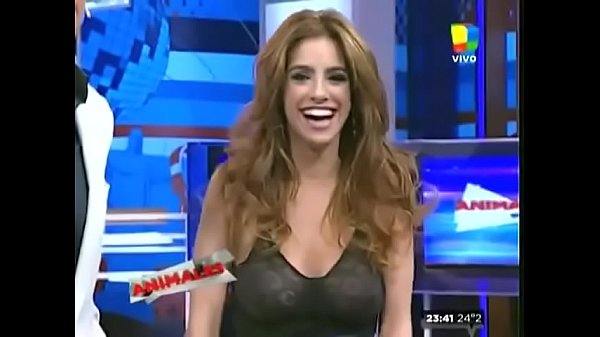 Gabriela Trägt Lockere (Transparente) Kleidung.