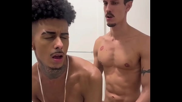 Chamei o colega da faculdade pra vir fazer um t...