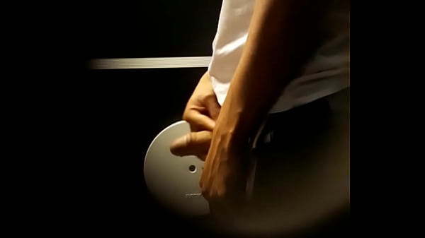 Download Video - Boy mijando e ficando de pau duro