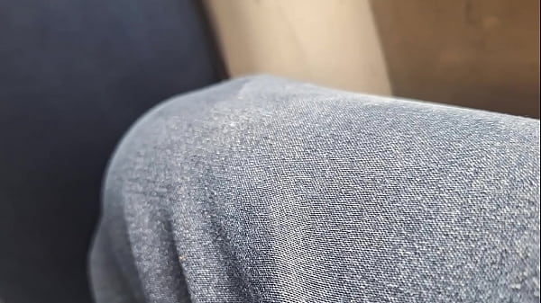 Chama collector lets my leg be held in the middle of her buttocks on the bus