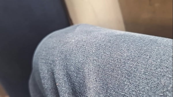 Chama collector lets my leg be held in the middle of her buttocks on the bus