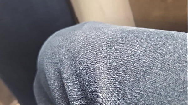 Chama collector lets my leg be held in the middle of her buttocks on the bus